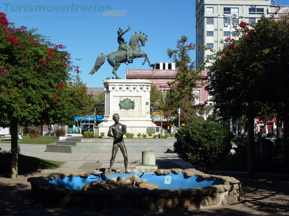 Plaza 25 de Mayo - Imagen: Turismoentrerios.com